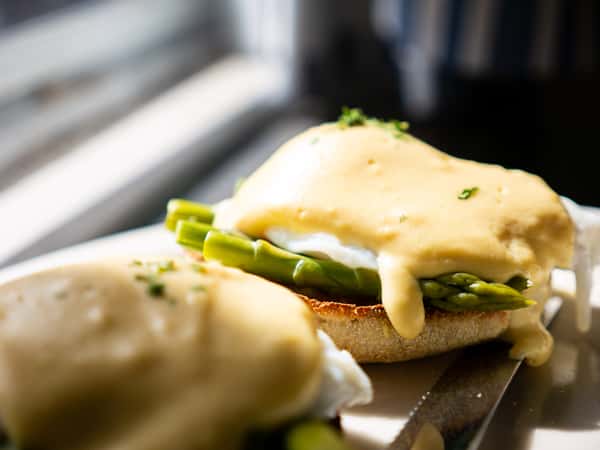 asparagus eggs benedict