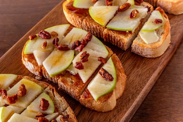 apple pecan brie bruschetta
