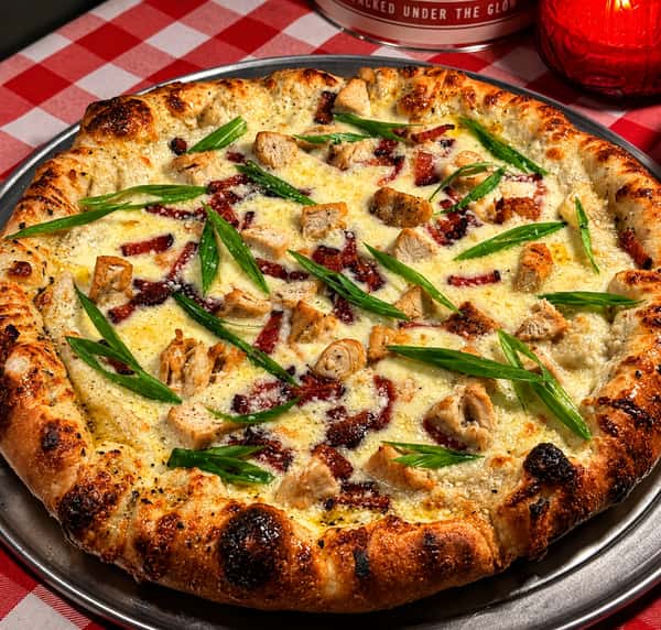 Alfredo base, baked chicken, thick cut bacon, topped with green onion. Sinatra would endorse this one!