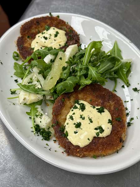 Lump crab cake with fennel slaw, old bay aioli