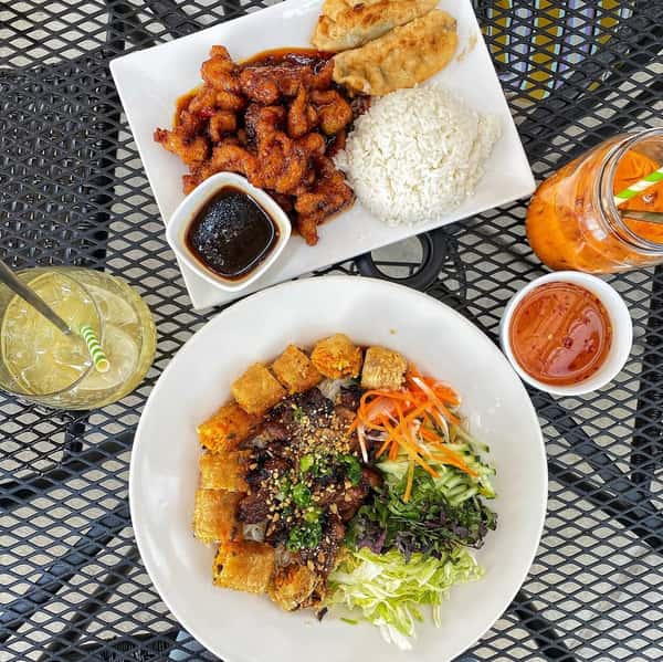 Bun Pork & Egg Roll with Lunch Combo Gen Tso