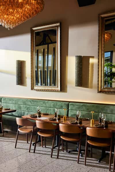 outdoor dining restaurants in Emeryville.
