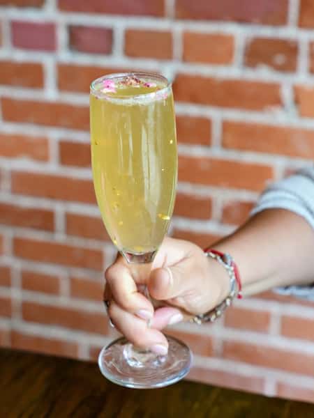 Join us for brunch every Saturday and Sunday from 8-12. 
🥂🍾😋🥳
.
.
.
.
#mimosa #littletoncolorado #coloradofoodie #brunchdrinks