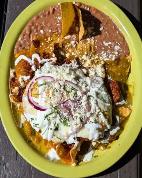 Chilaquilies is a delicious Traditional Mexican dish made with homemade totopos (fried corn tortilla) smothered with our homemade green, red or Pork green chili salsa, topped with Mexican sour cream, queso fresco and red onion. Every plate comes with a side of our refried beans. 😋😋😋
.
.
.
.
.
.
#chilaquiles
#mexicanfood
#littletoncolorado
#ocneats 
#denverfoodie