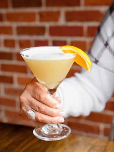 Celebrate our new Parker location with this tasty Grapefruit Sour. Made with Sotol Dos Noches, Dos Angeles Tequila, Grapefruit, Mandarin, & Agave. 🥳🍹
.
.
.
.
#parkercolorado #littletoncolorado #cocktailsofinstagram