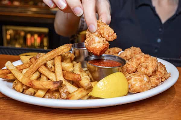 MaineStreetCoastalCuisine_HandheldAction2.jpg