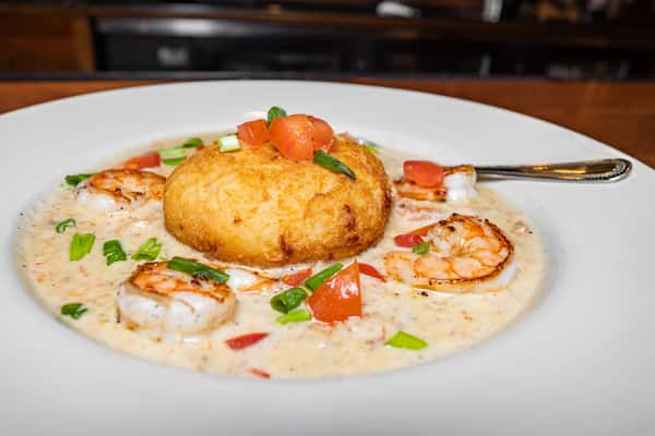MaineStreetCoastalCuisine_Shrimp&Grits(Macro).jpg