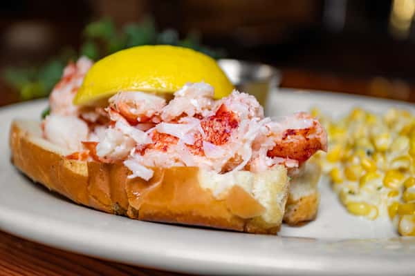 MaineStreetCoastalCuisine_LobsterRoll(Macro).jpg
