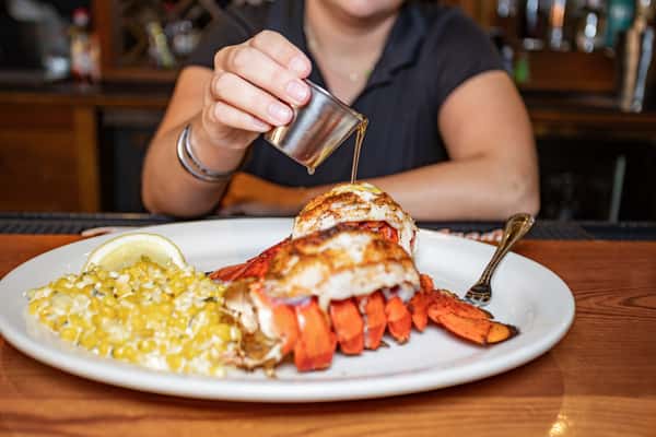 MaineStreetCoastalCuisine_HandheldAction7.jpg