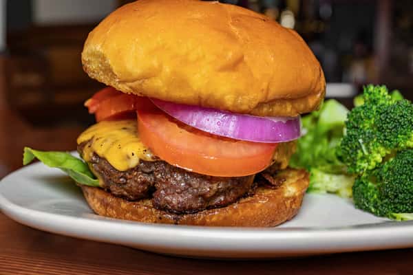 MaineStreetCoastalCuisine_MaineStreetBurger(Macro).jpg