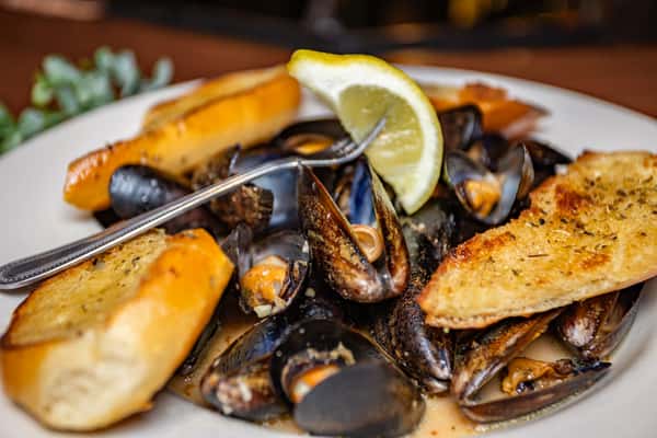 MaineStreetCoastalCuisine_SteamedMussels(Macro)3.jpg