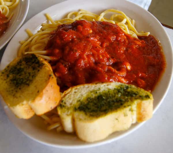 Spaghetti with pesto toast