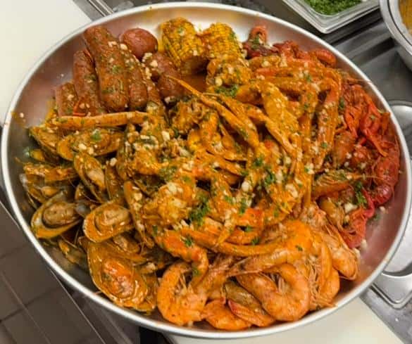 1 lb snow crab, 1 lb dungeness, 2 lb shrimp, 2 lb mussel, 2 lb crawfish, 2 corn, 4 potato, 4 sausage