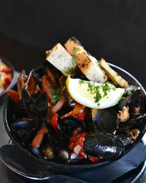 Rojo Mussels