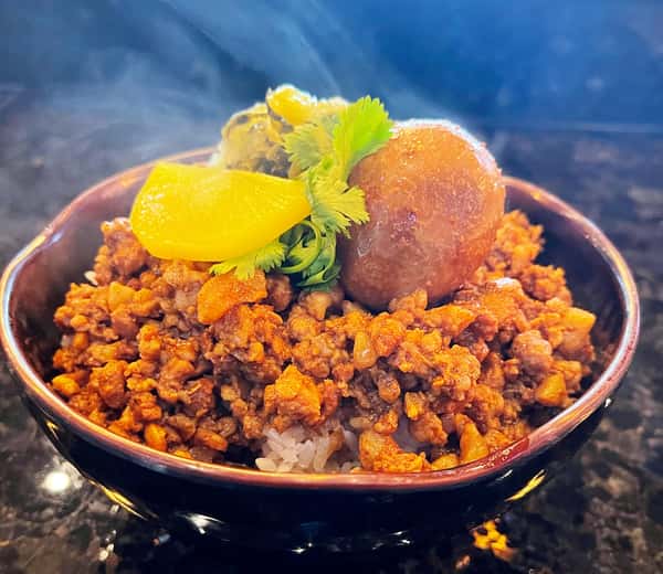 Taiwanese Braised Pork Over Rice (台式滷肉飯)