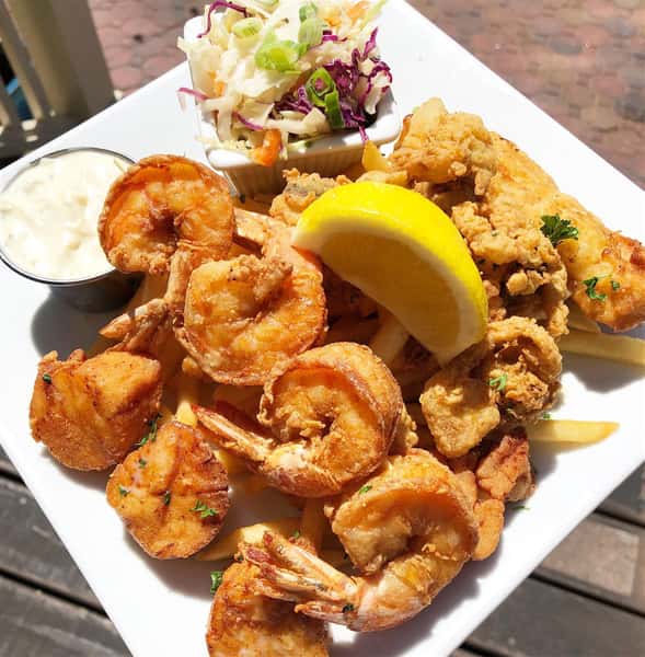 Fried shrimp with a lemon