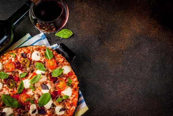 pizza and wine_1062406139