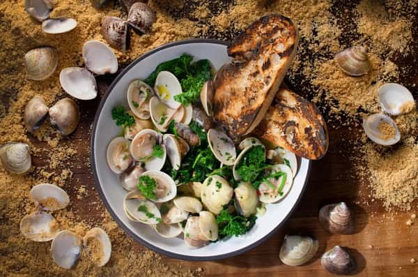 Delight in the divine flavors of our Vongole, featuring succulent clams, vibrant spinach, and perfectly crisp sourdough bread. ⁠
⁠
Tap the link in our bio to browse our full menu.