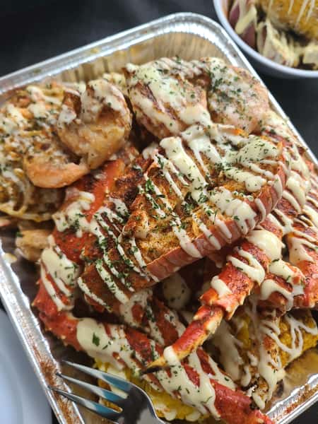Q's Crackin' Queen Crab Platter