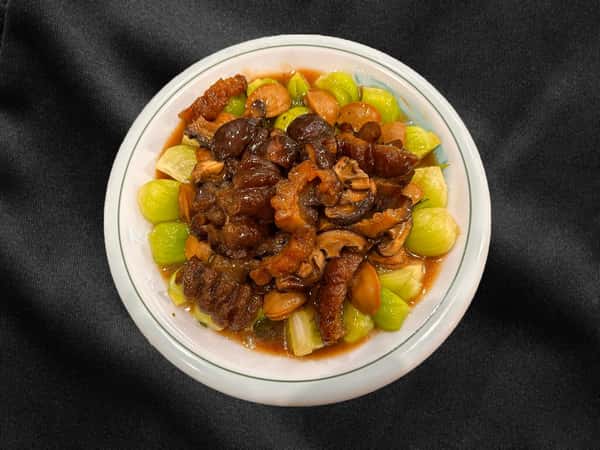 107. 鮮花菇扒海參/Braised Mixed Seafood w/ Shiitake Mushroom