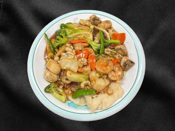 218 Pan Fried Flat Rice Noodle with Seafood (Vietnamese Style)