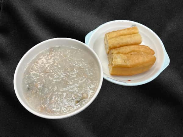 皮蛋瘦肉粥配油條 / Congee w/ Fried Dough stick