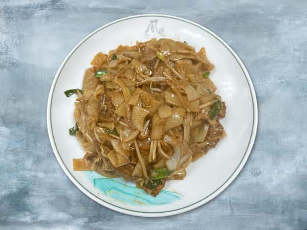 70 Stir Fried Flat Rice Noodle with Beef