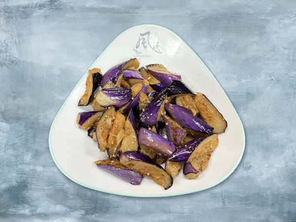 65. 蒜蓉炒茄子 / Sautéed Eggplant with Garlic (HKL)