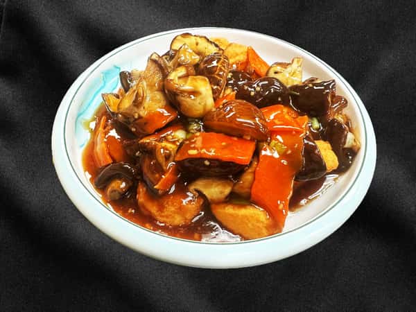 鮮花菇扒玉子豆腐 / Sautéed Egg Tofu with Black Mushroom