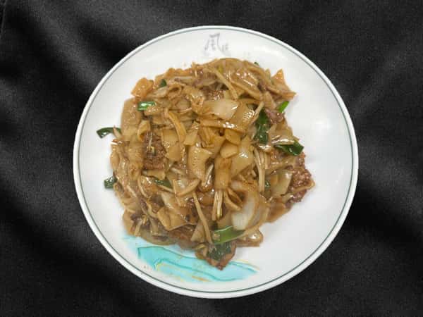 216 Stir Fried Flat Rice Noodle with Beef