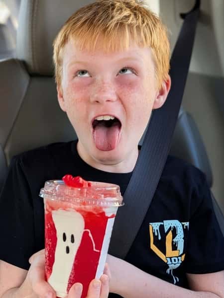 Two CLAWS way up!!!! Try the Rock Lobster while it’s the drink of the week! #twisters #soda