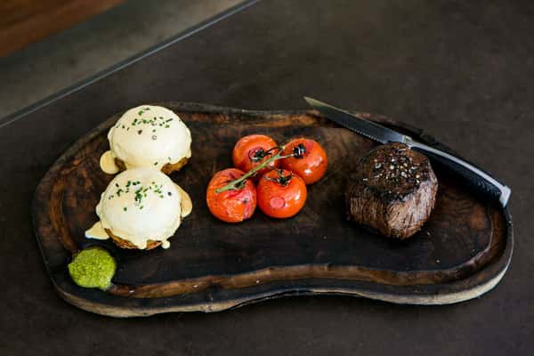 Steak 'N' Eggs Benedict