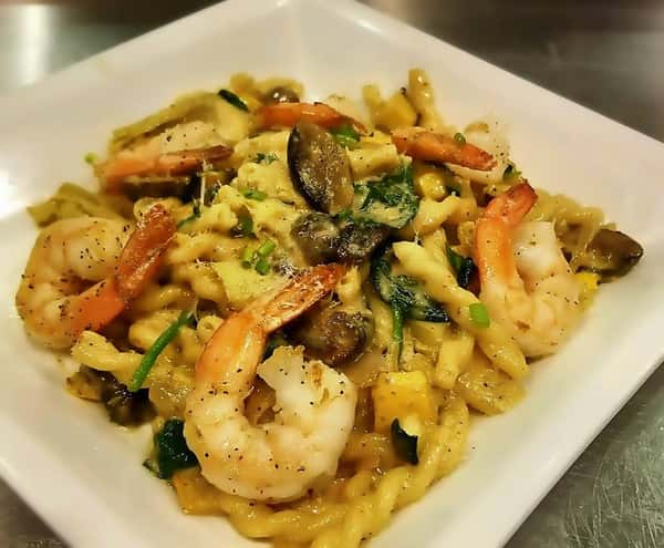 pasta with cheese sauce, shrimp and vegetables
