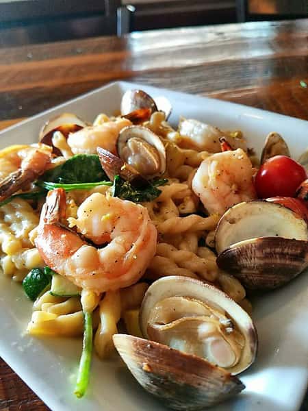 pasta with shrimp, clams and vegetables