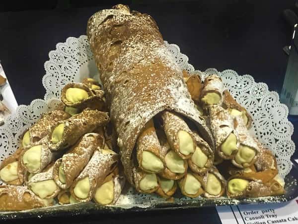 cannolis