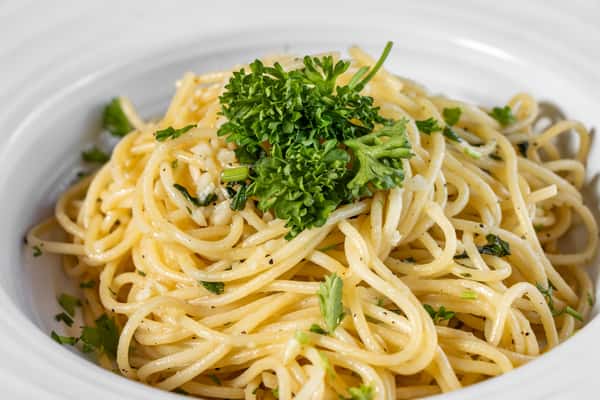 Spaghetti with oil and garlic