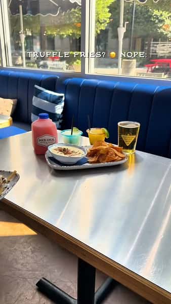 Delicious Lobster without the expensive price tag? You need to try @docklocal ⚓️ Where you can enjoy fresh, coastal cuisine in a variety of delectable ways without ever leaving the city 🦞✨