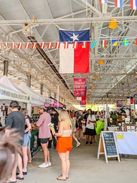 Enjoy the last of this Texas summer at our @dallasfarmersmarket location by shopping local produce, local vendors, and your favorite coastal dishes @docklocal 🦀⚓️