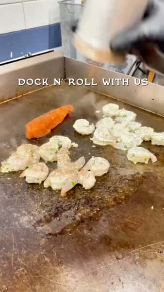 Game Day parties are back! And you need the DOCK-N-ROLL 🤘 Your choice of of your favorite Dock Local Seafood Tacos or Lobster Rolls in a convenient flight 🦞🌮 perfect for a game day munchie grab 🏈