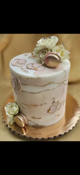 Minimalist Chic Cake Design