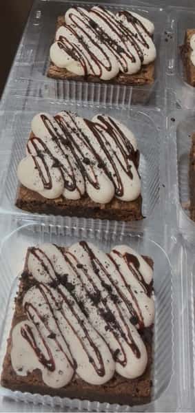 Brownie w/ Cookies & Cream topping