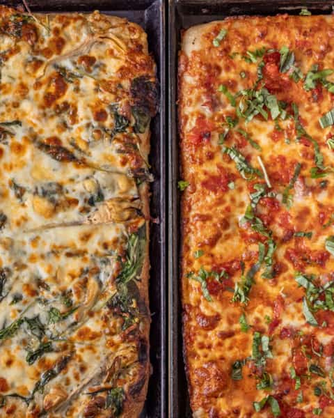 Hot. Fresh. Loaded with toppings. 🍕 This is what Roman pan pizza looks like straight out of the oven at Teglia — golden crust, stretchy mozzarella, and flavors that are simply unforgettable.