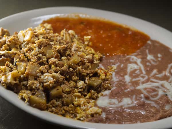 Huevos Revueltos con Papas y Chorizo