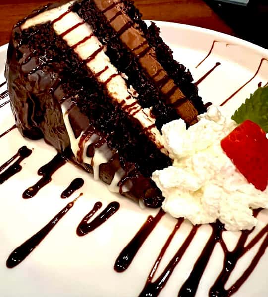 White & dark chocolate mousse cake