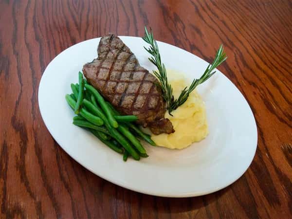 steak with green beans and mashed potatoes