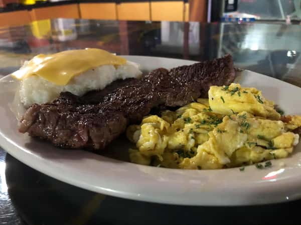 steak and eggs with grits