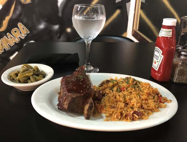 beef ribs with cajun rice and green beans
