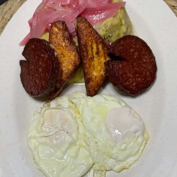 Mangu-Huevo-Queso Salami