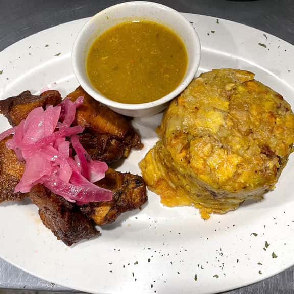Mofongo-Masitas de Cerdo Frito