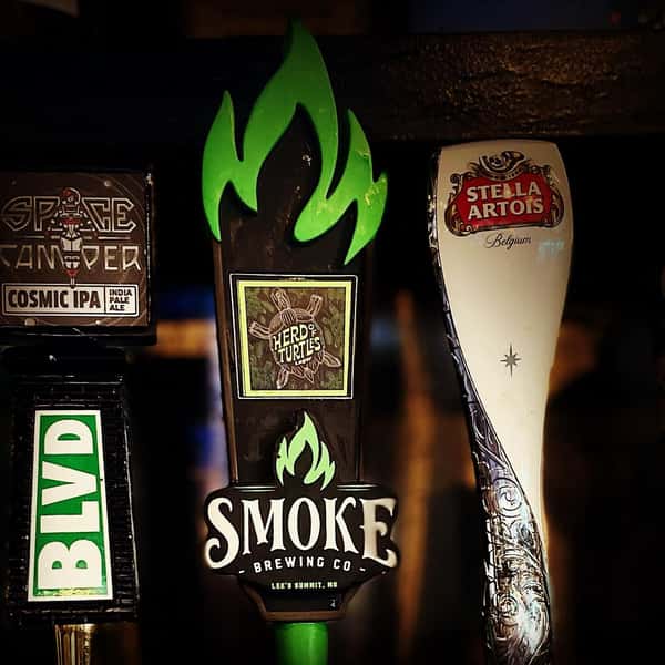 🍻 🐢 Smokehouse Brewery in Lee sSummit , now offering Herd of Turtles 🐢 🍻 #lakewoodlocal #TGIF #localdrinks #localeats #localbreweries #smokehousebrewery #herdofturtles #leessummitmo #ipabeer